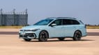 Front undSeitenansicht eines stehenden VW Golf Variant nach FAcelift