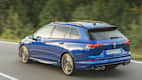 Fahraufnahme des  VW Golf Variant von hinten