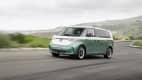Der neue grün-weiße VW ID. Buzz als Langversion während der Fahrt