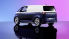 Ein blau-weißer VW ID Buzz seitlich stehend