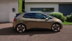 Der VW ID 3 Facelift seitlich stehend zu sehen