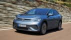 Front und Seitenansicht eines fahrenden VW ID5