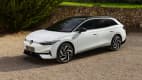 Front und Seitenansicht eines stehenden VW ID7