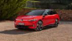 Front und Seitenansicht eines stehenden VW ID7 GTX