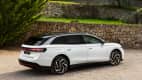 Heck und Seitenansicht eines stehenden VW ID7