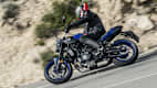 Ein Mann fährt auf einer Yamaha MT 07