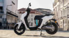 Seitenansicht einer stehenden Yamaha Neo