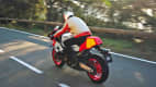 Die Yamaha XS 850 GB fahrend von hinten zu sehen