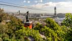 Blick auf die rote Gondel der Kabelbahn und den Hafen von Barcelona
