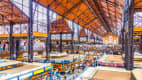 Innenansicht der großen Markthalle in Budapest