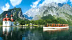 Schiff auf dem Königssee vor der Wallfahrtskirche St. Bartholomä