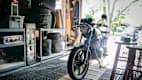 Ein Motorrad steht in einer Garage