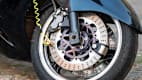 Ein Motorrad ist gegen Diebstahl mit einem Scheibenbremsenschloß gesichert