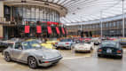 Jede Menge Oldtimer stehen in Düsseldorf in der Remise