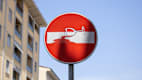 Street Art auf einem Straßenschild in Florenz