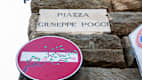 Street Art auf einem Straßenschild in Florenz