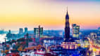 Blick auf Hamburg mit der Kirche St. Michael und den Hafen