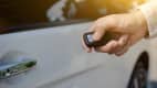 Mann öffnet sein Auto kontaktlos