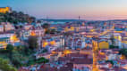 Überblick über die Alfama im Abendrot in Lissabon