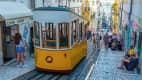 Die Menschen warten auf die Standseilbahn Elevador la Bica in Lissabon, Portugal