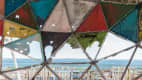 Blick aus einem mit bunten Feldern versehenem Gestell vom Teufelsberg in Berlin in die Ferne