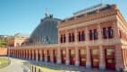 Fassade des Bahnhofs Atocha in Madrid