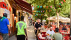 Menschen in einem Restaurant im Madrider Startviertel Lavapies