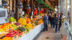 Obststände auf dem Mercado de San Miguel in Madrid