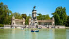 See und Statue im Parque del Retiro in Madrid