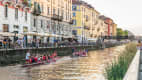 Touristen in zwei Kanu-Booten auf dem Naviglio Grande in Mailand
