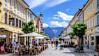 Menschen sitzen in einem Cafe in der historischen Altstadt von Murnau