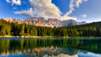 Mit dem Motorrad durch Südtirol am See vorbei mit Blick auf die Gebirgswelt Rosengarten
