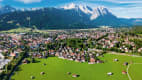 Blick auf Garmisch-Partenkirchen und die Zugspitze