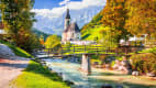 Herbst in der Ramsau in Berchtesgaden mit der St. Sebastian Kirche und dem Fluss Ramsauer Ache