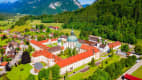 Blick auf das Kloster Ettal mit Alpenpanorama