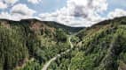Eine Straße schlängelt sich durch das Okertal im Harz