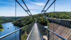 Leute gehen über die Hängebrücke an der Rappbodetalsperre