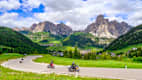 Dolomiten Alpenstraße mit Motorrädern auf der kurvenreichen Straße