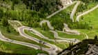 Eine Serpentinenstrasse am Grödner-Pass in Südtirol