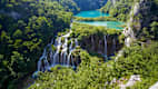 blick auf einen grünen Plitvicer See gelegen im Nationalpark Plitvička Jezera in Kroatien