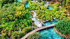 Besucher stehen auf einer Brücke im Plitvice Lakes National Park