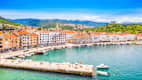 Blick vom Wasser auf Senj in Kroatien