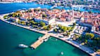 Blick aus der Luft auf die schöne Stadt Zadar in Kroatien