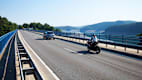 Motorradfahrer auf der L512 am Biggesee