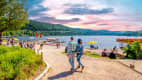 Ein paar läuft richtung Titisee