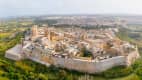 Die altstadt von Mdina auf Malta ist umgeben von einer hohen Mauer