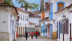 Menschen schlendern durch die Altstadt von Parati in Brasilien