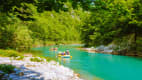 Kajakfahrer auf einem Fluss im Durmitor Nationalpark in Montenegro