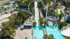 Drohnenaufnahme der spektakulären Rutschen des Faliraki Waterparks auf Rhodos