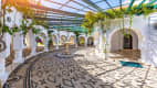 Der kreisförmige, mit Bögen und Mosaikböden angelegter Innenhof der Kallithea Thermen auf der Insel Rhodos, Griechenland